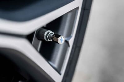 マセラティ・グレカーレ・クリスタッロ：ホイールのエアバルブのヘッドに刻まれたトライデントにもアズーロ アウレオカラーペイント