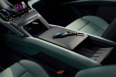 ポルシェ・カイエン Sエレクトリック：ブラックとデルガダグリーンの2トーンレザーのインテリア
