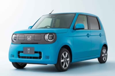 ホンダ N-ONE e:: 名車N360をモチーフにした愛らしい丸目ライトやレトロなルックスはそのままに、最新のEVへと進化。街乗りに最適な身近な電動車として期待を集めています