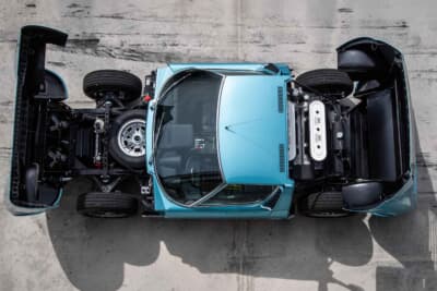 ランボルギーニ P400Sミウラ： 前後のカウルを大きく開いた大迫力の姿。レーシングカーのようにカウル全体がガバッと開く構造は、整備性の向上と軽量化を両立する画期的な設計だ