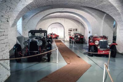 2階の奥に設けられたイタリア車の展示スペース。イギリス車が多い館内のなかで、石造りのアーチ状の天井の下にひっそりと佇むラテンのクルマたちは、どこか異質な存在感を放っている