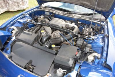 マツダ RX-7：28万kmを刻んだ心臓部。ロータリーエンジンは構造上コンパクトで軽量なのが最大の特徴だ。こまめなオイル交換など、オーナーの深い愛情と徹底したメンテナンスがこの圧倒的な走行距離を支えている