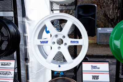 1996年に登場した記念すべき初代TE37もイベントブースに展示された。15インチで約3.7kgという驚異の軽さを実現した完成された6スポークデザインは、最新のTE37にも脈々と受け継がれている