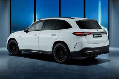 メルセデスAMG GLC43 4MATIC Edition Night Carbon：ダーククローム仕上げリアバッジとリアエプロンのカーボンファイバー製トリムストリップを装備したリアビュー