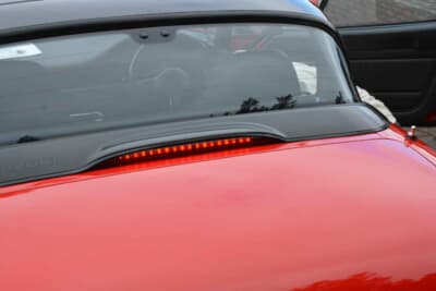 スズキ カプチーノ:リアに装着されたハイマウントストップランプ。視認性を高めつつ、当時のスポーツカーらしい雰囲気を醸し出す