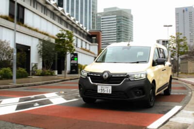 ルノー グランカングー クレール：市街地から高速道路まで、その走りっぷりはかなり快活。停止状態からの走り出しも活発なセットアップだ