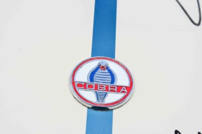 コブラ427：フロントに輝くコブラのエンブレム。獰猛なスタイリングと圧倒的なパフォーマンスを象徴するアイコンである