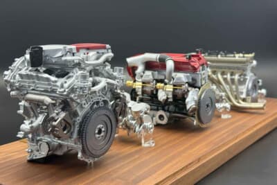 手前からVR38DETT、RB26DETT、S20エンジン。通常ならミッションが接合されていて見えないフライホイールも再現されている