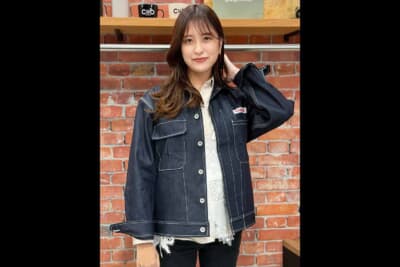 ホンダ デニムジャケットを着用したスタイリング。無骨なデニムの質感がカジュアルなコーディネートにも自然になじむ