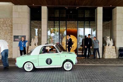 「ハイアットリージェンシー瀬良垣アイランド沖縄」の仮スタートに就いた、1960年式アウトビアンキ ビアンキーナ トラスフォルマービレだ。スタッフや宿泊客たちの拍手を受けつつ会場をあとにした