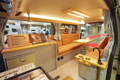 トヨタ ハイエース：運転席の後ろにはギャレーがセットされている。ヴィンテージの質感やレトロな雰囲気を演出するウッド素材が魅力的だ