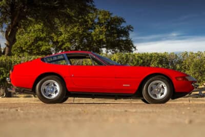 58万8000ドル(邦貨換算約9290万円)で落札されたフェラーリ「365 GTB/4 デイトナ」(C)Courtesy of Broad Arrow