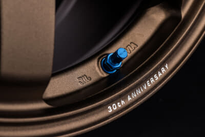 TE37 SAGA S-plus 30th ブロンズ(アルマイト)(BR)：リムフランジ部にさり気なく「30th ANNIVERSARY」の文字がマシニングで刻印されているのもポイント。特別なモデルであることをスマートにアピールできるこのアレンジは、アクセントになり間違いなく優越感満点