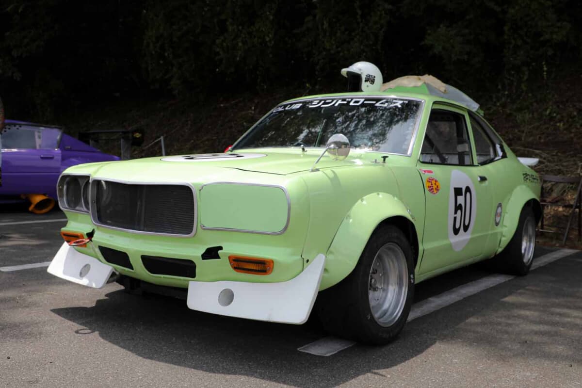 マツダ サバンナ RX-3：セミワークススタイルの迫力あるフェンダーが目を引く
