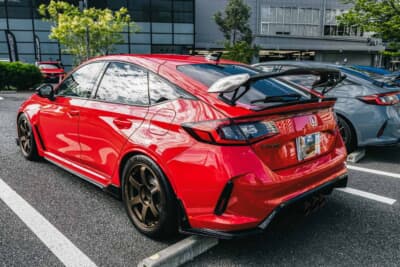 ホンダ シビック タイプR：リアビューには純正カーボンウィングを装着。6か月間温め続けたパーツがついに陽の目を見た