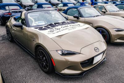 マツダ　ロードスター：ボディカラーはジルコンサンドメタリック。ロードスターのラインナップのなかでも選ぶオーナーが少ない、希少なカラーだ