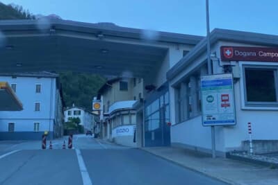 イタリアとスイスの国境です