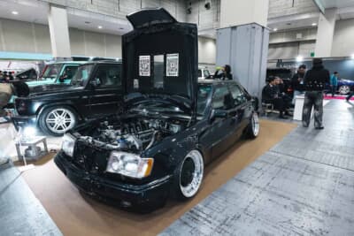 メルセデス・ベンツ 500E：メルセデス・ベンツ500Eならではのワイドフェンダーのシルエットは、数あるメルセデス・ベンツシリーズの中で最もカッコいいと確信しているからこそ、外観は純正のまま・中身だけを最新技術でまるごと入れ替えるというスタイルを徹底した