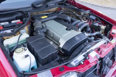 メルセデス・ベンツ E320カブリオレ：徹底的に手が入った3.2L直列6気筒のM104エンジン。定番のウィークポイントをすべて対策済みだ