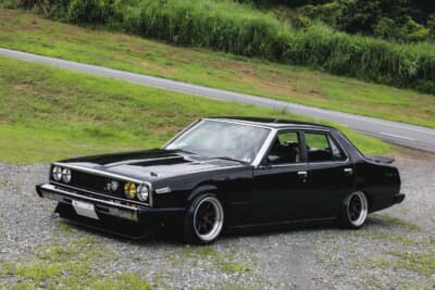 日産  HGC211スカイライン：外装は当時の暴走族チックにチンスポを装着させ、トランクには板ッパネをセット。ホイールは当時の定番であるRSワタナベ8スポークのRタイプ15インチを履かせている。