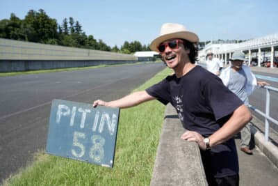 フォード アングリア：ピットサイン担当！ 監督兼ドライバー早川さん