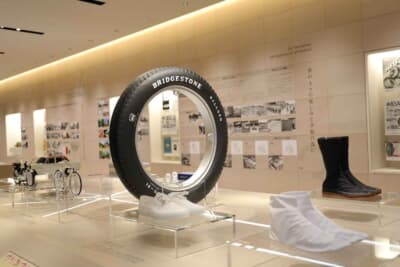 リニューアルされた展示コーナー。事業の歴史を、商品や模型を使って分かりやすく解説している