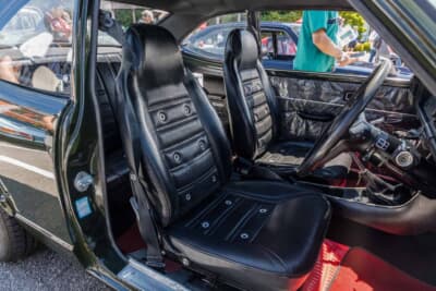 トヨタ TE27 スプリンタートレノ：ステアリングやシートはオリジナルのまま装着されており、ドアパネルには保護用のビニールが今も残っている