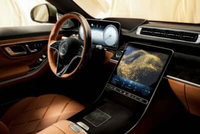 Mercedes-Maybach S 680 V12 Edition：MANUFAKTURナッパレザールーフライナーや同色ナッパレザーステアリングを採用したコクピット