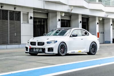 BMW M2 CS Racing ： 長いボンネットの下には、名機である直列6気筒3.0Lターボエンジンが収められている。新型「M2レーシング」の直列4気筒化によって、このシルエットや重量配分がどう進化するのかも注目だ