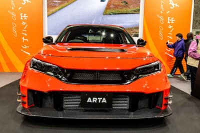 ARTA GT FL5：ARTA製のカーボン製アンダースポイラー＆カナード、グリルを装着し、空力性能と冷却効率を追求
