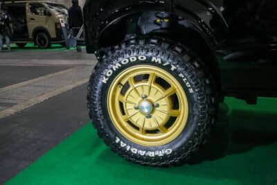 ホイールはダムドのカンタービレ。このゴールド色とボディサイドの金ストライプ、202ブラックの組み合わせは大門警部のスカイラインジャパンがモチーフ