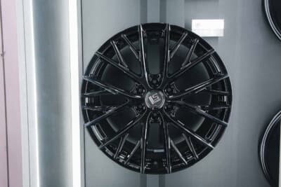 WORK LS VAJRA SUV LX：鍛造3ピースなLSバサラの造形を鋳造1ピースへと落とし込んだ大口径モデル。モノブロックだからこそのリムオーバー形状が武器