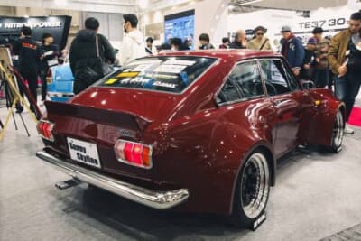 リアスタイルはあえてサニーのものを残し、旧車感を重視したメッキバンパーを採用した