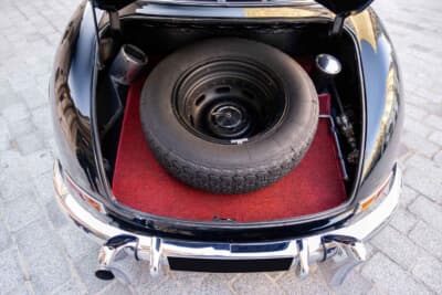 129万9500ユーロ(邦貨換算約約2億3780万円)で落札されたメルセデス ベンツ「300 SL」(C)Bonhams