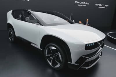 ホンダ 0シリーズ スペースハブ：開放的なグラスエリアと近未来的なシルエットが特徴的なエクステリア