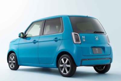 ホンダ N-ONE e:: 踏ん張りの効いた特徴的なリアビュー。床下に敷き詰めた重いバッテリーのおかげで重心が下がり、じつはガソリン車以上にスポーティで安定した走りが楽しめます