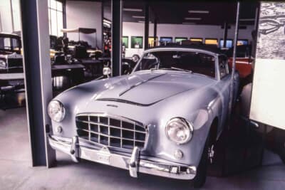 スイスのコーチビルダーであるグラバーが手がけたアルヴィス TC21のコンバーチブル。同様のモデルは世界でわずか6台しか生産されていないと言われており、非常に価値の高い珠玉の1台だ