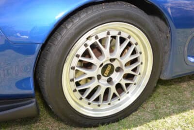マツダ RX-7：足元を引き締めるメッシュデザインのホイール。バネ下重量の軽減はスポーツカーにとって極めて重要であり、クルマの運動性能やブレーキの効きを大きく向上させる効果がある