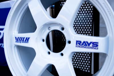 30th ANNIVERSARYモデルには「RAYS」と「VOLK RACING」のロゴに加え、初代TE37の意匠をオマージュした原点とも呼べる専用ステッカーが付属する