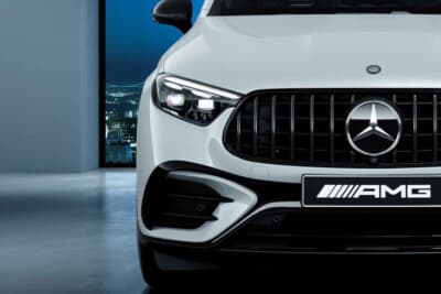 メルセデスAMG GLC43 4MATIC Edition Night Carbon：ダーククロームの縦型ルーバー、フロントウイングに加え、カーボン製フロントスプリッターを奢ったフロントセクション