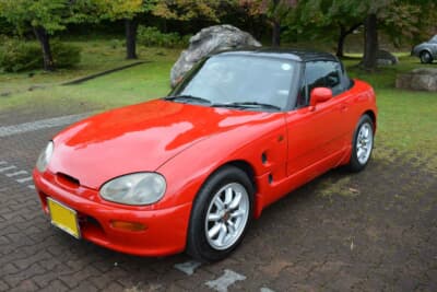 スズキ カプチーノ:パッと見は純正にも見えるが、フェラーリの深い赤で全塗装されたボディが、夕暮れの会場で美しく輝いていた