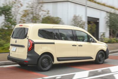 ルノー グランカングー クレール：商用車然とした薄手のシートだが、カッチリとした作りで腰への負担が少ない。長時間のドライブでも不思議と疲れない空間だ