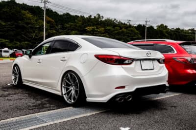 マツダ アテンザ：足まわりにはクロノス製の車高調（車高調整式サスペンション）がセットされている