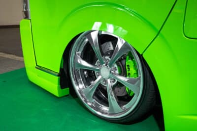 トヨタ ハイエース：DRスタイルオリジナルの新作ビレットホイール「D2」。装着サイズは前後ともに8.5J×20 ＋30