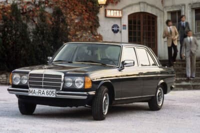 丸型4灯式ヘッドライトを備えた4気筒モデルは、比較的若い層を狙った若々しい装いが特徴