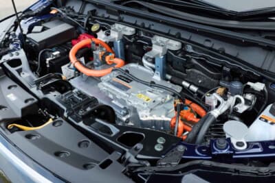 日産 新型リーフ：ボンネット下のパワーユニット。モーターやインバーターのノイズは巧みに消され、驚きの静粛性を実現