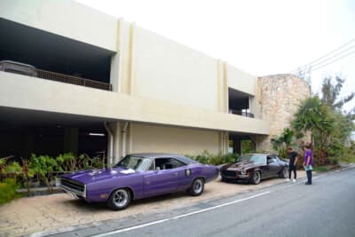 パーキングでスタート準備をする参加者たち。手前はアメリカ車軍団のリーダーが乗る1970年式ダッジ チャージャーで、後方に控えるのは1971年式シボレー カマロだ