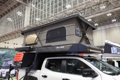 三菱 トライトン：マットブラックの軽量アルミボディは、車両デッキの純正フックにラチェット式ベルトでつなぐだけで簡単に固定できる