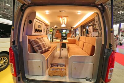 トヨタ ハイエース：車内後方には、ゆったりとした左右ベンチスタイルのコの字型ダイネット兼ベッドルームをレイアウトしている