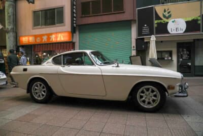 ボルボ P1800E：ロングノーズと小ぶりなキャビン。この流麗なプロポーションこそがスポーツカーと呼ばれる最大の理由だ